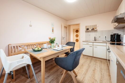 Küche mit sämtlichem Geschirr, Microwelle, Kaffeeautomat, Kühlschrank mit Gefrierfach, Herd mit Backrohr! Küche mit sämtlichem Geschirr, Microwelle, Kaffeeautomat, Kühlschrank mit Gefrierfach, Herd mit Backrohr!