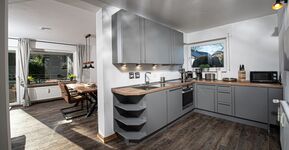 Die schöne Einbauküche besticht mit seinen schönen und warmen Tönen Die schöne Einbauküche besticht mit seinen schönen und warmen Tönen