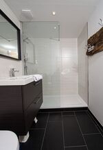 Wellness für die Seele mit schönen Details. Die große und geräumige Walk-in Dusche. Wellness für die Seele mit schönen Details. Die große und geräumige Walk-in Dusche.