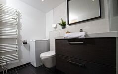 Das moderne Badezimmer mit eigener Toplader Waschmaschine Das moderne Badezimmer mit eigener Toplader Waschmaschine