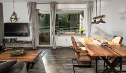 Der gemütliche Wohnbereich mit Blick in den grünen Garten. Der gemütliche Wohnbereich mit Blick in den grünen Garten.