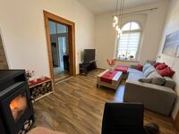 Wohnzimmer mit Schlafcouch und Arbeitsecke Wohnzimmer mit Schlafcouch und Arbeitsecke