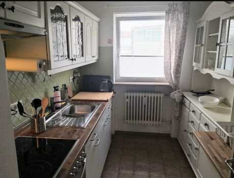 Voll ausgestattete Küche mit Mikrowelle, Backofen, Kochplatten, Kühlschrank & Wasserkocher Voll ausgestattete Küche mit Mikrowelle, Backofen, Kochplatten, Kühlschrank & Wasserkocher