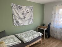 Schlafzimmer mit 1 Einzelbett und TV Schlafzimmer mit 1 Einzelbett und TV