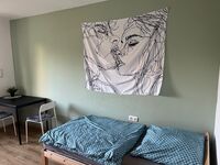 Schlafzimmer mit 2 Einzelbetten und Tisch Schlafzimmer mit 2 Einzelbetten und Tisch