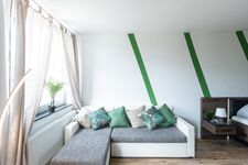 Modernes, lichtdurchflutetes Wohnzimmer mit bequemem Sofa und dekorativen Akzenten in Naturtönen. Ideal für entspannte Abende in gemütlicher Atmosphäre. #VonVImmoServiceUG #VollAusgestattet #Wohnkomfort #GemütlichesZuhause #ModernesDesign Modernes, lichtdurchflutetes Wohnzimmer mit bequemem Sofa und dekorativen Akzenten in Naturtönen. Ideal für entspannte Abende in gemütlicher Atmosphäre. #VonVImmoServiceUG #VollAusgestattet #Wohnkomfort #GemütlichesZuhause #ModernesDesign