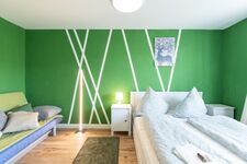 Einladendes Schlafzimmer mit komfortablem Doppelbett, Sitzgelegenheit und natürlicher Dekoration für maximale Entspannung. #VonVImmoServiceUG #Schlafbereich #VollAusgestattet #KomfortabelSchlafen #Wohlfühlen #Duisburg Einladendes Schlafzimmer mit komfortablem Doppelbett, Sitzgelegenheit und natürlicher Dekoration für maximale Entspannung. #VonVImmoServiceUG #Schlafbereich #VollAusgestattet #KomfortabelSchlafen #Wohlfühlen #Duisburg