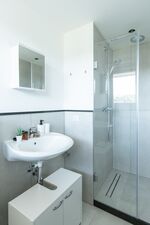 Frisch renovierte Dusche mit moderner Regendusche – perfekt für eine erfrischende Auszeit. #VonVImmoServiceUG #Regendusche #Duschkomfort #EntspannungPur #Duisburg Frisch renovierte Dusche mit moderner Regendusche – perfekt für eine erfrischende Auszeit. #VonVImmoServiceUG #Regendusche #Duschkomfort #EntspannungPur #Duisburg