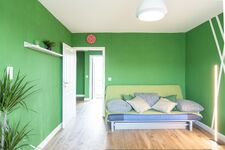 Modern eingerichtetes Schlafzimmer mit großzügigem Bett, eleganter Einrichtung und entspannter Atmosphäre. #VonVImmoServiceUG #ModernesWohnen #ErholsamerAufenthalt #Schlafkomfort #HelleWohnung #Duisburg Modern eingerichtetes Schlafzimmer mit großzügigem Bett, eleganter Einrichtung und entspannter Atmosphäre. #VonVImmoServiceUG #ModernesWohnen #ErholsamerAufenthalt #Schlafkomfort #HelleWohnung #Duisburg