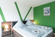 Modernes, lichtdurchflutetes Schlafzimmer mit praktischen Aufbewahrungslösungen und angenehmer Wohlfühlatmosphäre. #VonVImmoServiceUG #KomfortabelWohnen #ModernesDesign #Wohlfühlatmosphäre #Duisburg Modernes, lichtdurchflutetes Schlafzimmer mit praktischen Aufbewahrungslösungen und angenehmer Wohlfühlatmosphäre. #VonVImmoServiceUG #KomfortabelWohnen #ModernesDesign #Wohlfühlatmosphäre #Duisburg