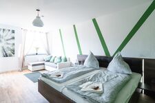 Gemütliches Schlafzimmer mit stilvollem Dekor, großzügigem Doppelbett und viel Tageslicht – ideal für einen entspannten Aufenthalt. #VonVImmoServiceUG #Wohnkomfort #Schlafbereich #GemütlichWohnen #Duisburg Gemütliches Schlafzimmer mit stilvollem Dekor, großzügigem Doppelbett und viel Tageslicht – ideal für einen entspannten Aufenthalt. #VonVImmoServiceUG #Wohnkomfort #Schlafbereich #GemütlichWohnen #Duisburg