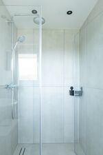 Geräumige Dusche mit hochwertiger Ausstattung und zeitlosem Design – für einen angenehmen Aufenthalt. #VonVImmoServiceUG #ModernesDesign #Wohlfühlbad #KomfortDusche #Duisburg Geräumige Dusche mit hochwertiger Ausstattung und zeitlosem Design – für einen angenehmen Aufenthalt. #VonVImmoServiceUG #ModernesDesign #Wohlfühlbad #KomfortDusche #Duisburg