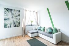 Helles, modernes Wohnzimmer mit gemütlichem Sofa, stilvollen Naturakzenten und liebevollen Details. Der perfekte Ort, um sich nach einem langen Tag zu entspannen und wohlzufühlen. #VonVImmoServiceUG #VollAusgestattet #GemütlichWohnen Helles, modernes Wohnzimmer mit gemütlichem Sofa, stilvollen Naturakzenten und liebevollen Details. Der perfekte Ort, um sich nach einem langen Tag zu entspannen und wohlzufühlen. #VonVImmoServiceUG #VollAusgestattet #GemütlichWohnen