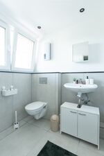 Helle, moderne Badezimmerausstattung mit Fenster für viel natürliches Licht – für einen frischen Start in den Tag. #VonVImmoServiceUG #ModernesBad #Tageslichtbad #Wohnkomfort #Duisburg Helle, moderne Badezimmerausstattung mit Fenster für viel natürliches Licht – für einen frischen Start in den Tag. #VonVImmoServiceUG #ModernesBad #Tageslichtbad #Wohnkomfort #Duisburg
