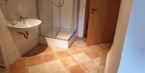 Badezimmer mit Dusche Badezimmer mit Dusche