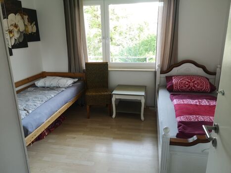 Kleiners Zimmer, 2 Einzelbetten, Schrank, Stühle Kleiners Zimmer, 2 Einzelbetten, Schrank, Stühle