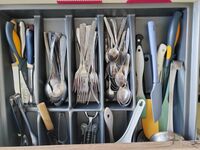 Praktisch sortierte Besteckschublade mit Löffeln, Gabeln, Messern, Korkenzieher und Kochwerkzeugen – alles griffbereit für den täglichen Gebrauch. #BesteckSchublade #KücheDuisburg #VollAusgestattet #VonVImmoServiceUG #Langzeitaufenthalt #Kochutensilien #OrdnungInDerKüche Praktisch sortierte Besteckschublade mit Löffeln, Gabeln, Messern, Korkenzieher und Kochwerkzeugen – alles griffbereit für den täglichen Gebrauch. #BesteckSchublade #KücheDuisburg #VollAusgestattet #VonVImmoServiceUG #Langzeitaufenthalt #Kochutensilien #OrdnungInDerKüche