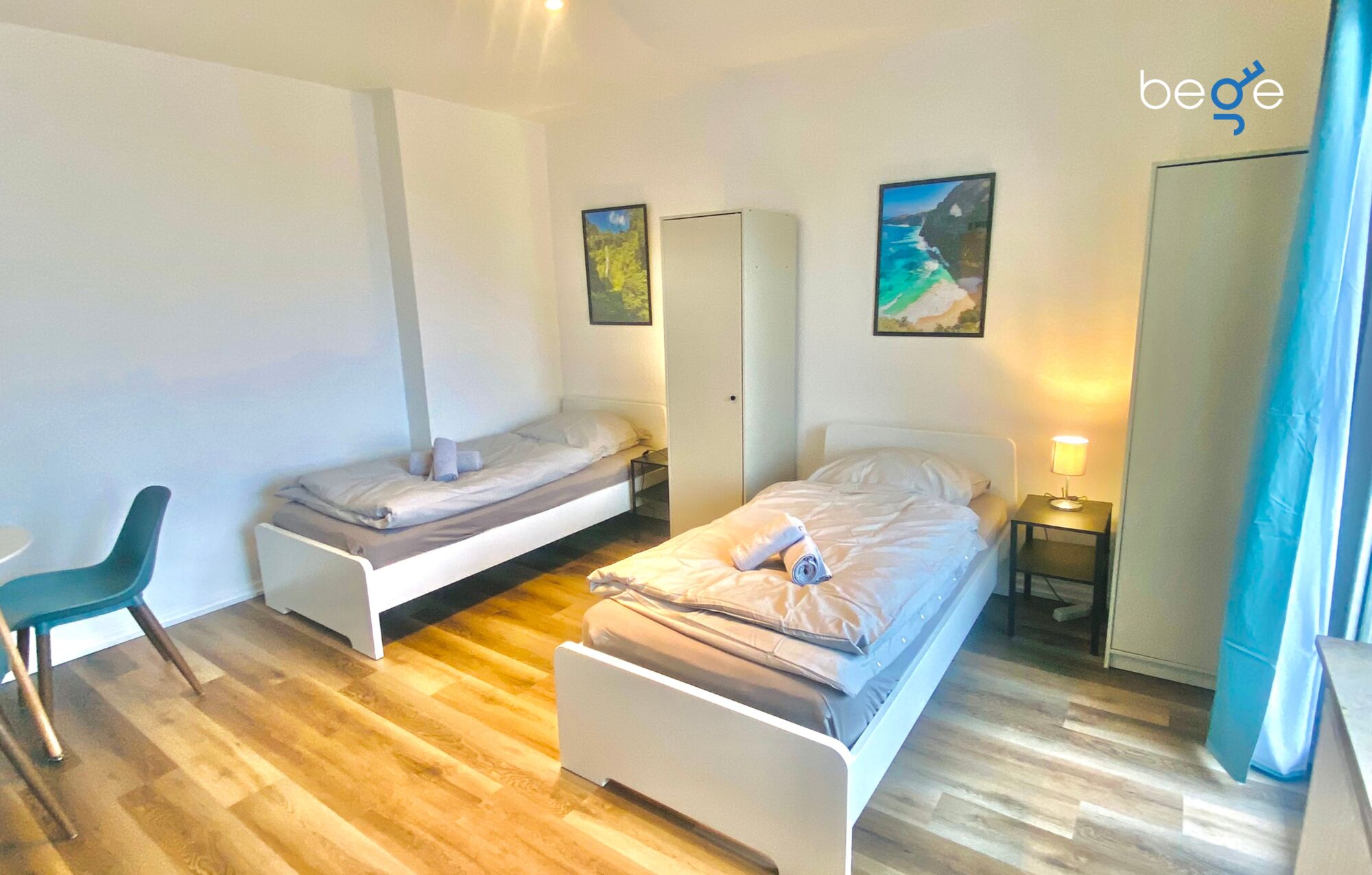 Schlafzimmer 1 mit zwei Einzelbetten, Sitzecke und Smart TV Schlafzimmer 1 mit zwei Einzelbetten, Sitzecke und Smart TV