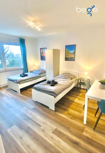 Schlafzimmer 1 mit zwei Einzelbetten, Sitzecke und Smart TV Schlafzimmer 1 mit zwei Einzelbetten, Sitzecke und Smart TV