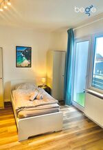 Schlafzimmer 2 mit zwei Einzelbetten, Sitzecke und Smart TV Schlafzimmer 2 mit zwei Einzelbetten, Sitzecke und Smart TV