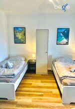 Schlafzimmer 2 mit zwei Einzelbetten, Sitzecke und Smart TV Schlafzimmer 2 mit zwei Einzelbetten, Sitzecke und Smart TV