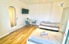 Schlafzimmer 1 mit zwei Einzelbetten, Sitzecke und Smart TV Schlafzimmer 1 mit zwei Einzelbetten, Sitzecke und Smart TV