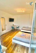 Schlafzimmer 1 mit zwei Einzelbetten, Sitzecke und Smart TV Schlafzimmer 1 mit zwei Einzelbetten, Sitzecke und Smart TV