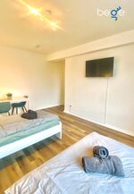 Schlafzimmer 2 mit zwei Einzelbetten, Sitzecke und Smart TV Schlafzimmer 2 mit zwei Einzelbetten, Sitzecke und Smart TV