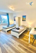 Schlafzimmer 1 mit zwei Einzelbetten, Sitzecke und Smart TV Schlafzimmer 1 mit zwei Einzelbetten, Sitzecke und Smart TV