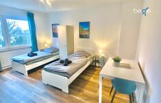 Schlafzimmer 1 mit zwei Einzelbetten, Sitzecke und Smart TV Schlafzimmer 1 mit zwei Einzelbetten, Sitzecke und Smart TV