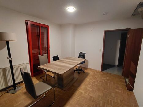 Gemeinschaftsraum mit Esstisch – ideal für Pausen nach der Arbeit. Gemeinschaftsraum mit Esstisch – ideal für Pausen nach der Arbeit.