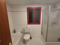 Badezimmer mit Dusche und Badewanne und WC Badezimmer mit Dusche und Badewanne und WC