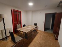 Gemeinschaftsraum mit Esstisch – ideal für Pausen nach der Arbeit. Gemeinschaftsraum mit Esstisch – ideal für Pausen nach der Arbeit.