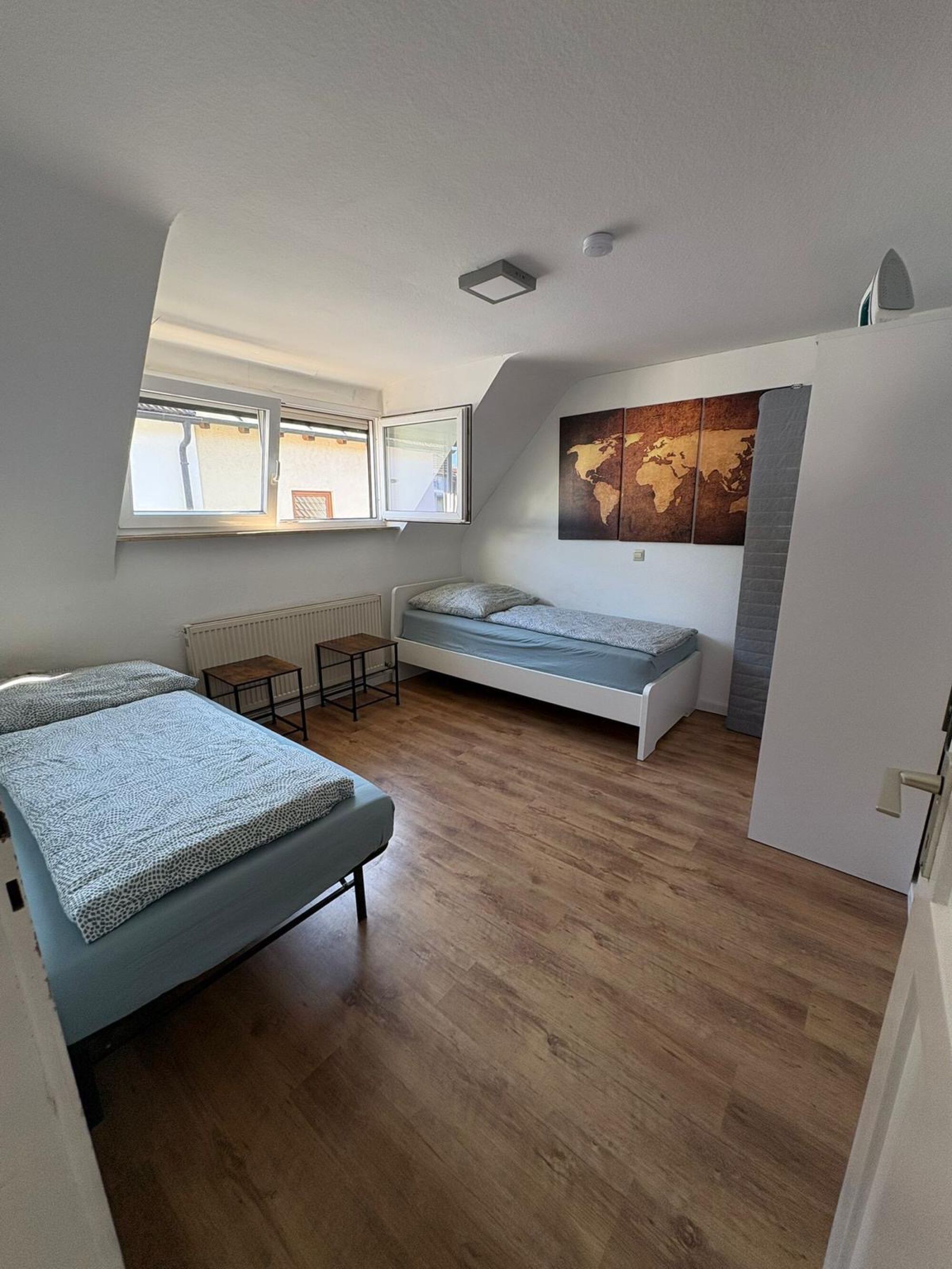 Kleiderschrank und Bettwäsche Kleiderschrank und Bettwäsche