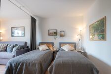 Schlafzimmer 2 mit zwei getrennten Betten (optional), Stehlampe, Leselampe und privaten Steckdosen Schlafzimmer 2 mit zwei getrennten Betten (optional), Stehlampe, Leselampe und privaten Steckdosen