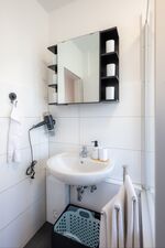Badezimmer mit Föhn, Hand- und Duschtüchern, Wäschekörben, Cremeseife, Duschgel, Spiegelschrank mit 6 Zahnputzbechern, Badewanne / Dusche für bis zu 6 Personen Badezimmer mit Föhn, Hand- und Duschtüchern, Wäschekörben, Cremeseife, Duschgel, Spiegelschrank mit 6 Zahnputzbechern, Badewanne / Dusche für bis zu 6 Personen