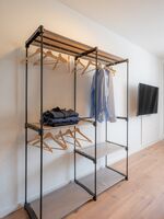 großer Kleiderschrank von Schlafzimmer 2 sowie Smart-TV (mit Netflix-App) im Wohnbereich großer Kleiderschrank von Schlafzimmer 2 sowie Smart-TV (mit Netflix-App) im Wohnbereich