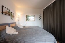 Schlafzimmer 2 mit Doppelbett (optional), Stehlampe, Leselampe und privaten Steckdosen Schlafzimmer 2 mit Doppelbett (optional), Stehlampe, Leselampe und privaten Steckdosen