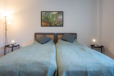 Schlafzimmer 1 mit Doppelbett (optional), Stehlampe, Leselampe und privaten Steckdosen Schlafzimmer 1 mit Doppelbett (optional), Stehlampe, Leselampe und privaten Steckdosen