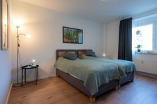 Schlafzimmer 1 mit Doppelbett (optional), Stehlampe, Leselampe und privaten Steckdosen Schlafzimmer 1 mit Doppelbett (optional), Stehlampe, Leselampe und privaten Steckdosen