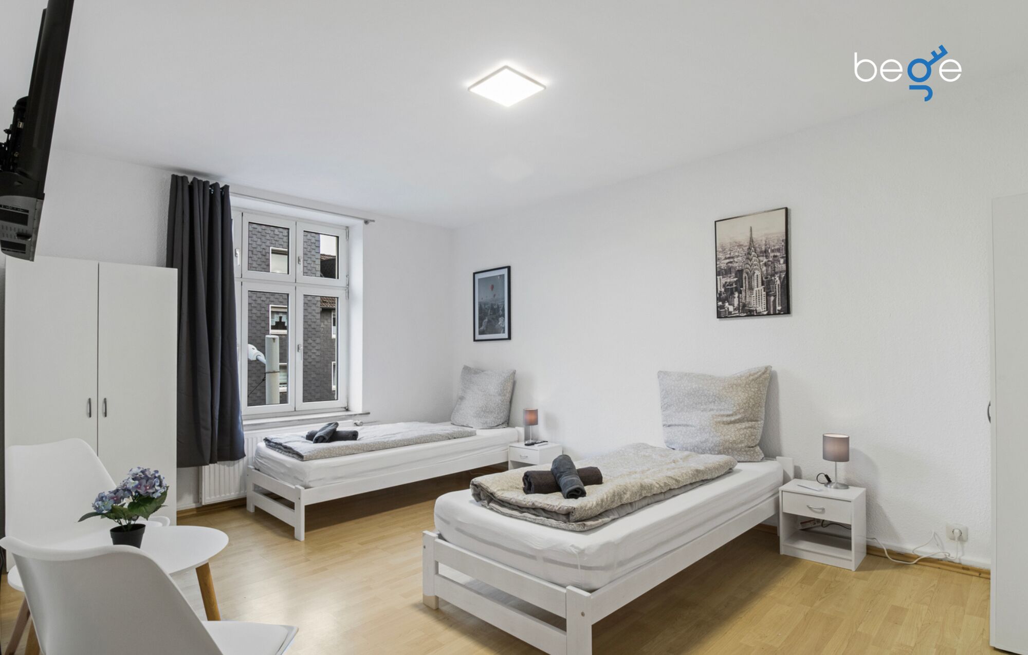 Schlafzimmer 1 mit zwei Einzelbetten, Sitzecke und Smart TV Schlafzimmer 1 mit zwei Einzelbetten, Sitzecke und Smart TV