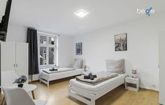 Schlafzimmer 1 mit zwei Einzelbetten, Sitzecke und Smart TV Schlafzimmer 1 mit zwei Einzelbetten, Sitzecke und Smart TV