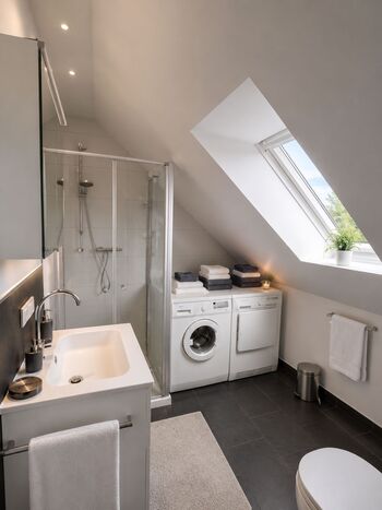 Modernes Duschbad mit Waschmaschine und Trockner Modernes Duschbad mit Waschmaschine und Trockner