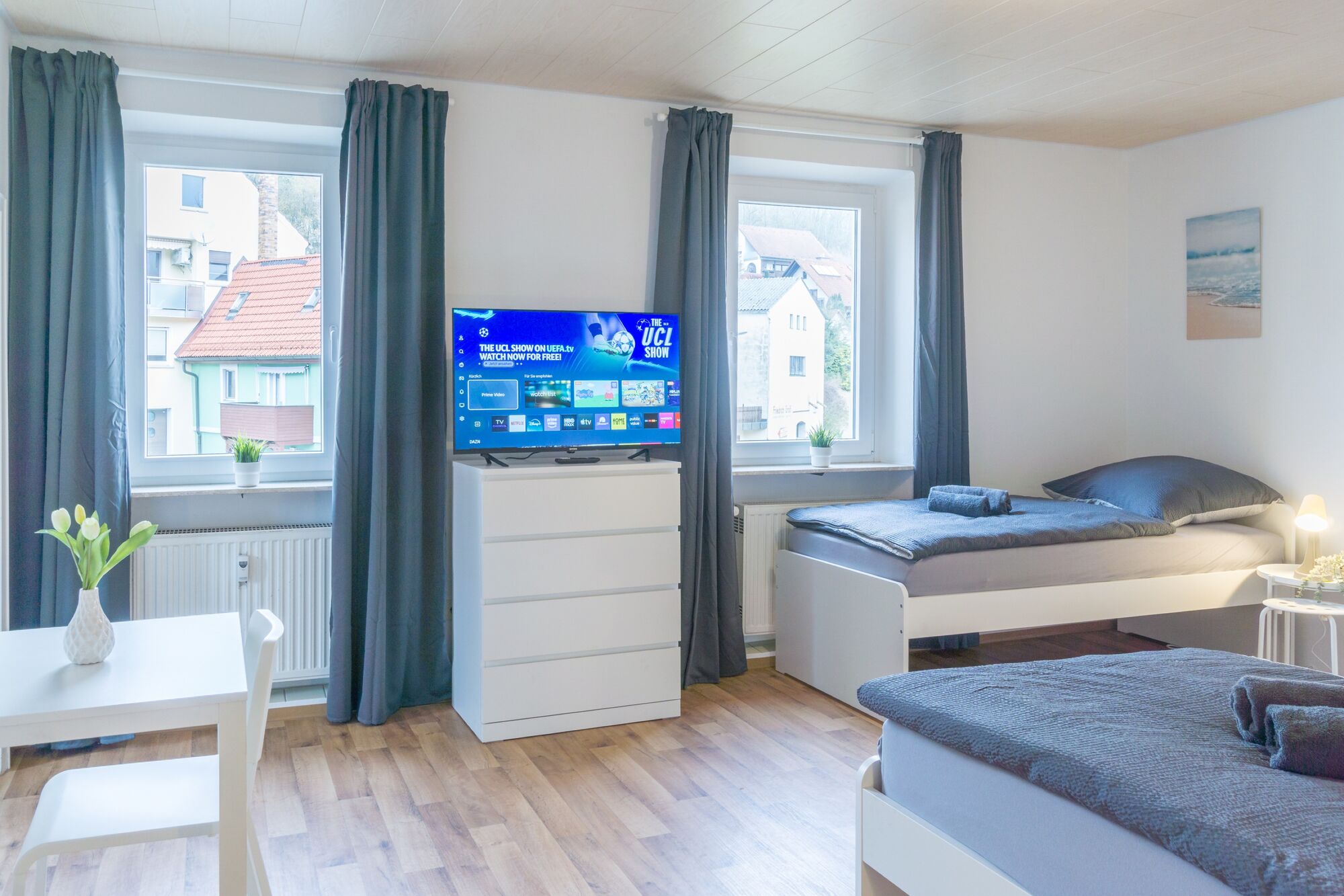 Schlafzimmer mit Smart TV Schlafzimmer mit Smart TV