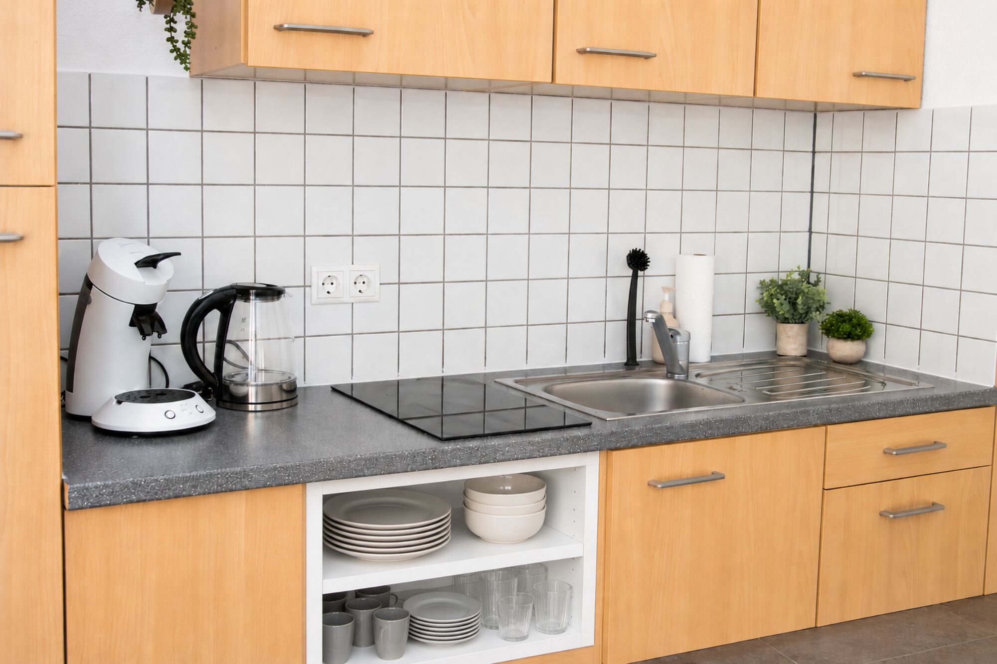 Vollausgestattete Küche: mit Spülmaschine und Kaffeemaschine Vollausgestattete Küche: mit Spülmaschine und Kaffeemaschine