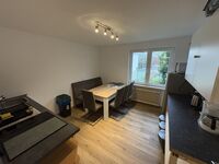 Wohnung 2: Gemeinschaftsküche mit Essplatz und Sitzbank Wohnung 2: Gemeinschaftsküche mit Essplatz und Sitzbank