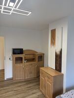 Wohnung 2: Zimmer mit Mikrowelle und Stauraum Wohnung 2: Zimmer mit Mikrowelle und Stauraum