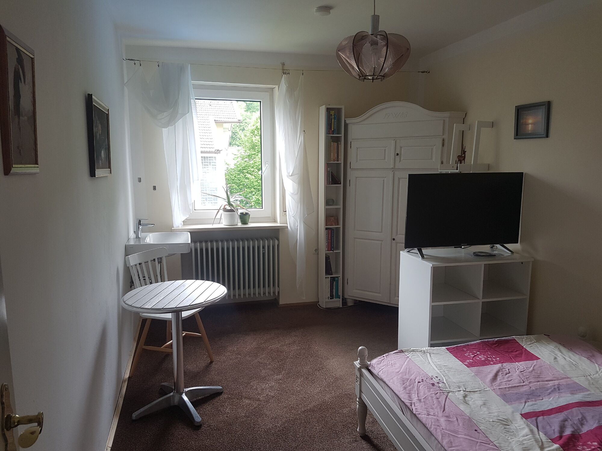 Einzelzimmer mit Waschbecken Einzelzimmer mit Waschbecken