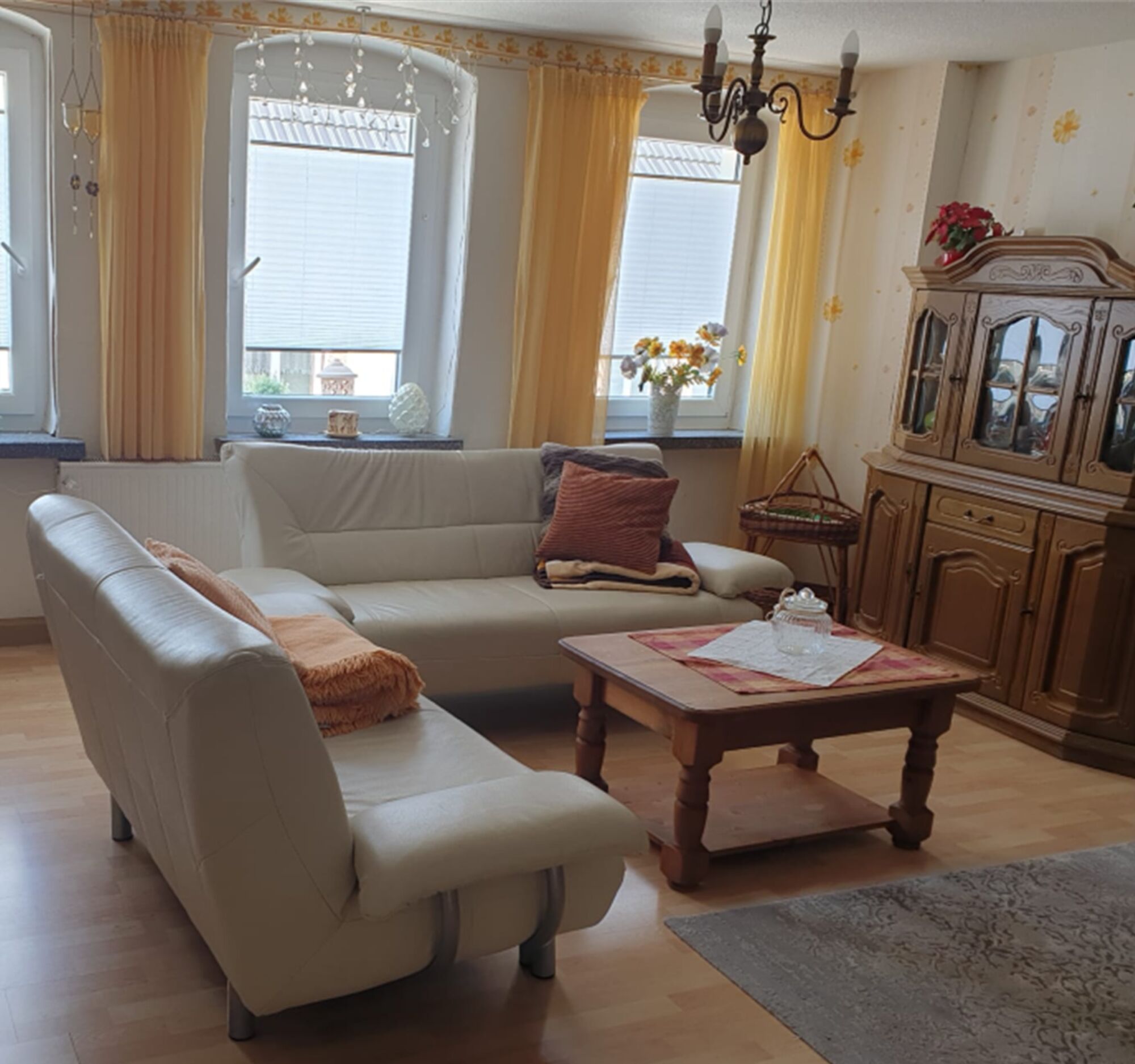 Wohnzimmer mit Essecke und Arbeitspatz Wohnzimmer mit Essecke und Arbeitspatz