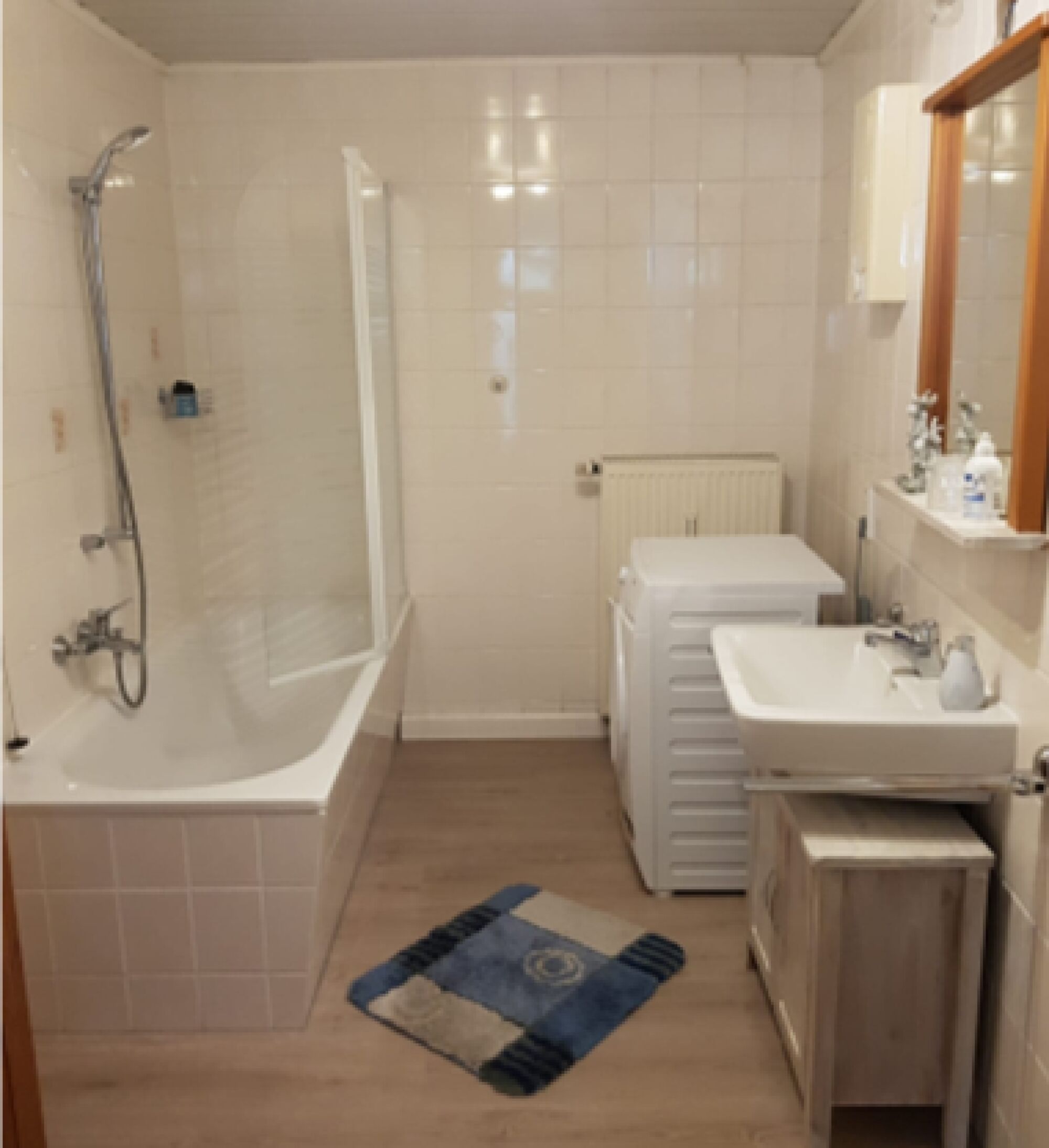 Bad inkl. Badewanne mit Dusche & Glaswand, WC Bad inkl. Badewanne mit Dusche & Glaswand, WC